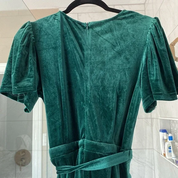 green emerald velvet dress DARK GREEN CRUSHED VELVET DRESS – Damned Paradise